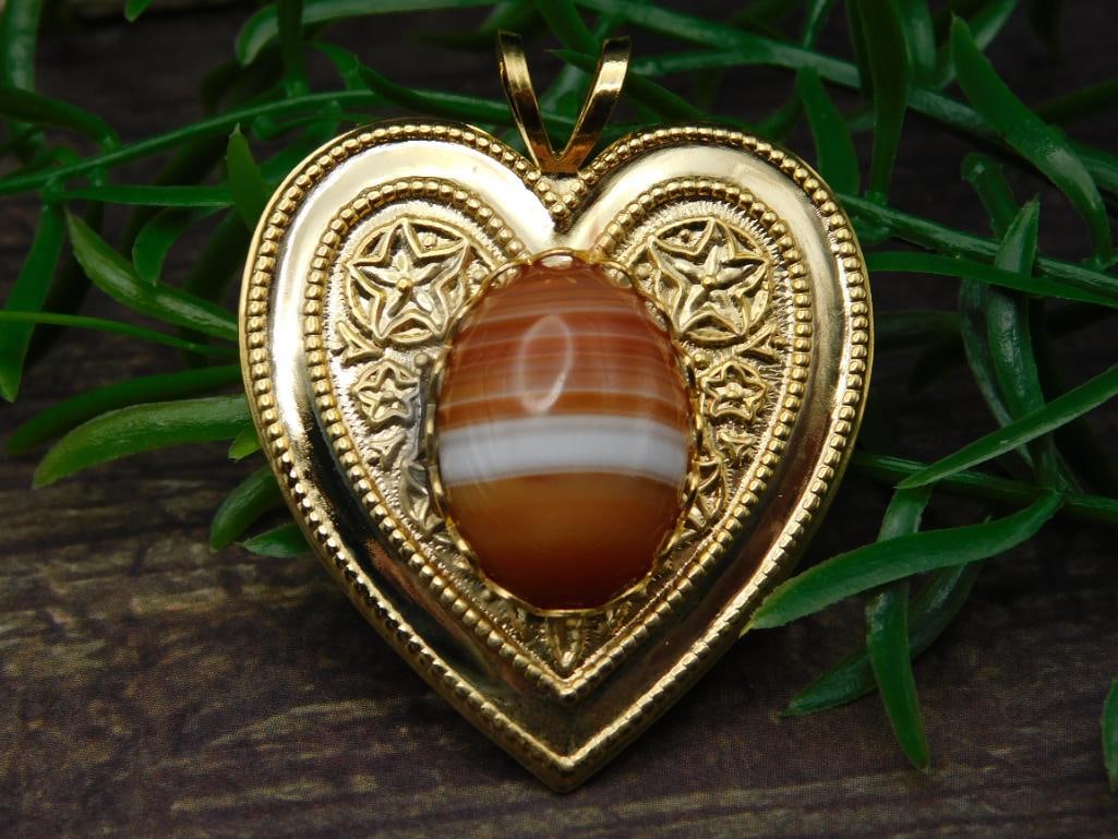 BANDED CARNELIAN HEART PENDANT ROCK STONE LAPIDARY SPECIMEN: BANDED CARNELIAN HEART PENDANT ROCK STONE LAPIDARY SPECIMEN