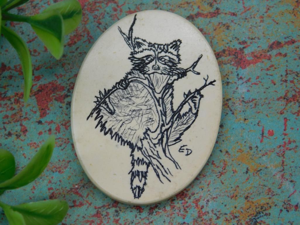 SCRIMSHAW CABOCHON ROCK STONE LAPIDARY SPECIMEN: SCRIMSHAW CABOCHON ROCK STONE LAPIDARY SPECIMEN