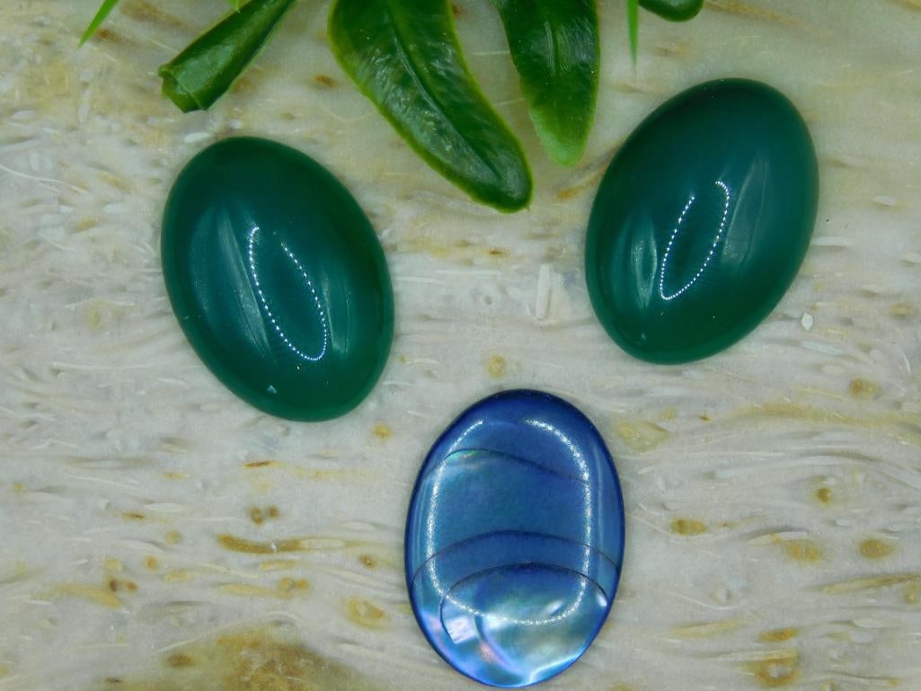 AVENTURINE AND ABALONE CABOCHONS ROCK STONE LAPIDARY SPECIMEN: AVENTURINE AND ABALONE CABOCHONS ROCK STONE LAPIDARY SPECIMEN