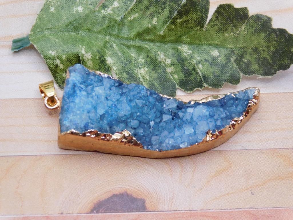 DRUZY QUARTZ PENDANT ROCK STONE LAPIDARY SPECIMEN: DRUZY QUARTZ PENDANT ROCK STONE LAPIDARY SPECIMEN