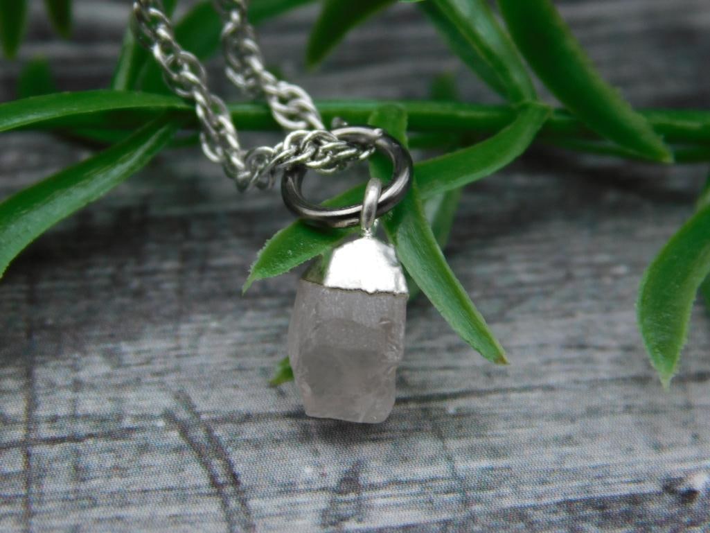 ROSE QUARTZ PENDANT NECKLACE ROCK STONE LAPIDARY SPECIMEN: ROSE QUARTZ PENDANT NECKLACE ROCK STONE LAPIDARY SPECIMEN