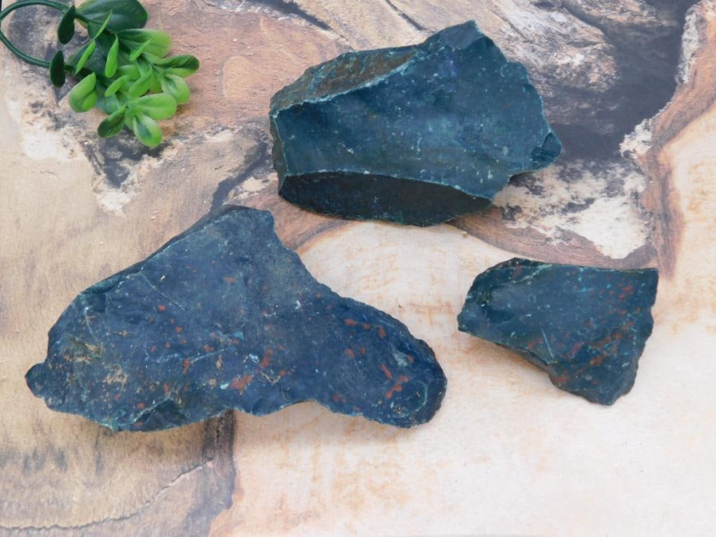 BLOODSTONE ROCK STONE LAPIDARY SPECIMEN: BLOODSTONE ROCK STONE LAPIDARY SPECIMEN