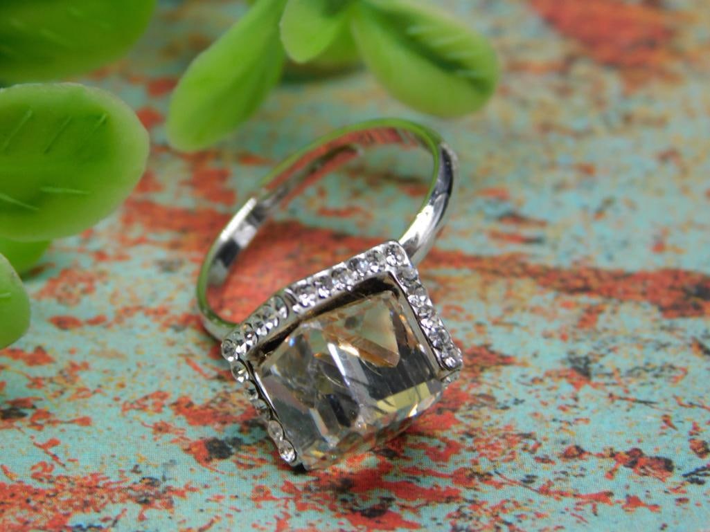 STONE RING ROCK STONE LAPIDARY SPECIMEN: STONE RING ROCK STONE LAPIDARY SPECIMEN