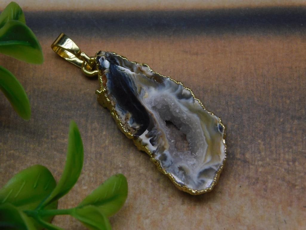 GEODE SLICE PENDANT ROCK STONE LAPIDARY SPECIMEN: GEODE SLICE PENDANT ROCK STONE LAPIDARY SPECIMEN
