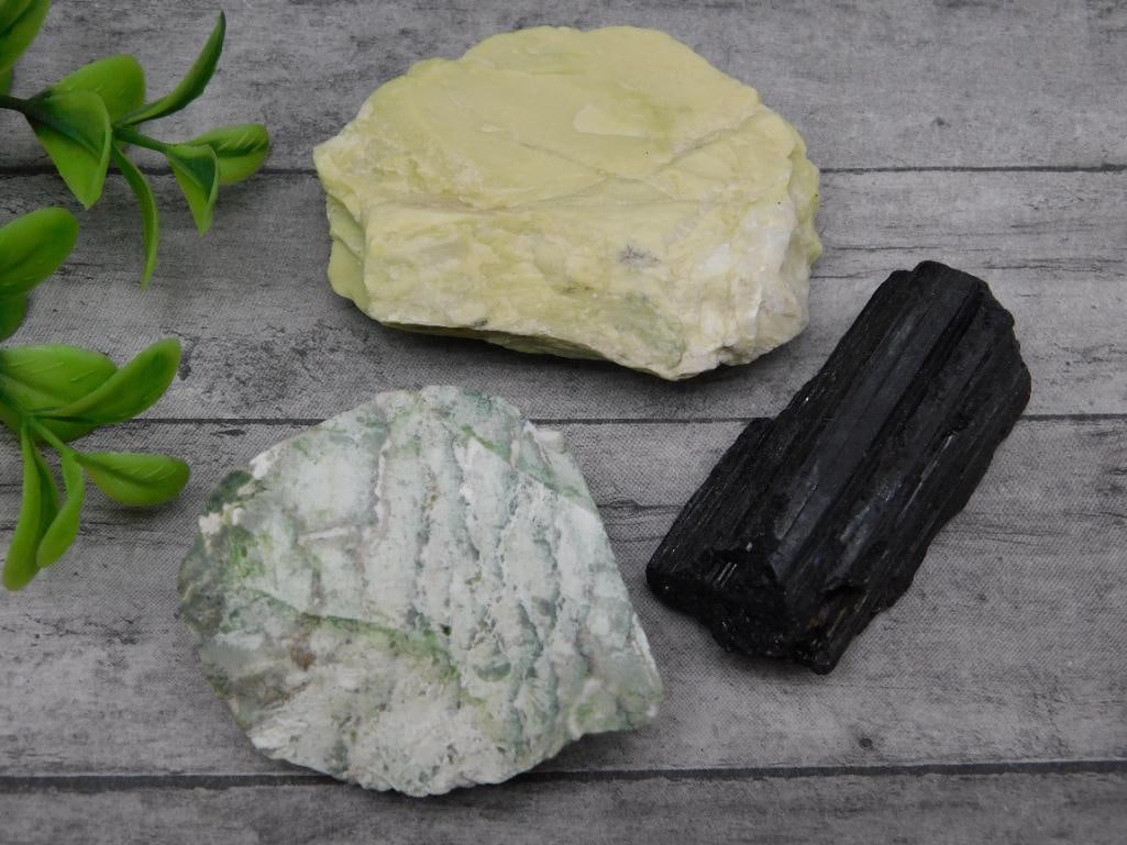 MIXED ROUGH LOT ROCK STONE LAPIDARY SPECIMEN: MIXED ROUGH LOT ROCK STONE LAPIDARY SPECIMEN