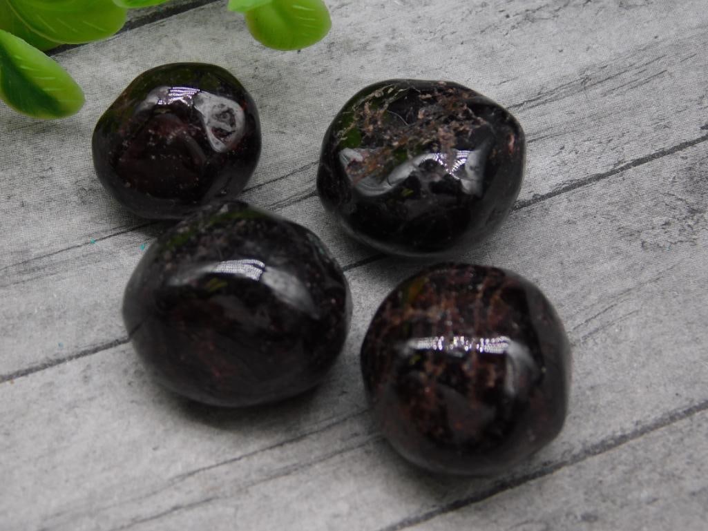 ROCK STONE LAPIDARY SPECIMEN: ROCK STONE LAPIDARY SPECIMEN