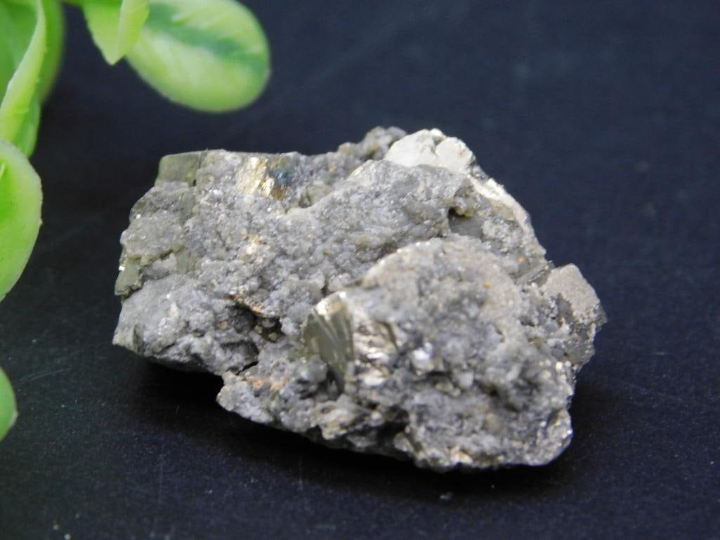 MINERAL SPECIMEN: MINERAL SPECIMEN