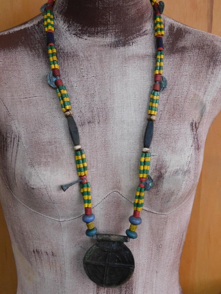 AFRICAN TRADE BEADS ROCK STONE LAPIDARY SPECIMEN: AFRICAN TRADE BEADS ROCK STONE LAPIDARY SPECIMEN