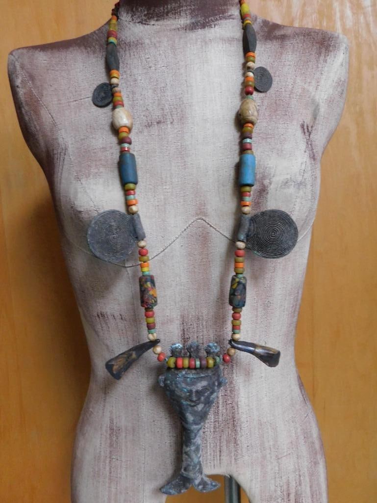 AFRICAN TRADE BEADS ROCK STONE LAPIDARY SPECIMEN: AFRICAN TRADE BEADS ROCK STONE LAPIDARY SPECIMEN