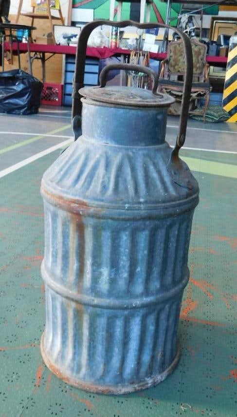 VINTAGE 5 GALLON GALVANIZED OIL CAN (1 of 3)