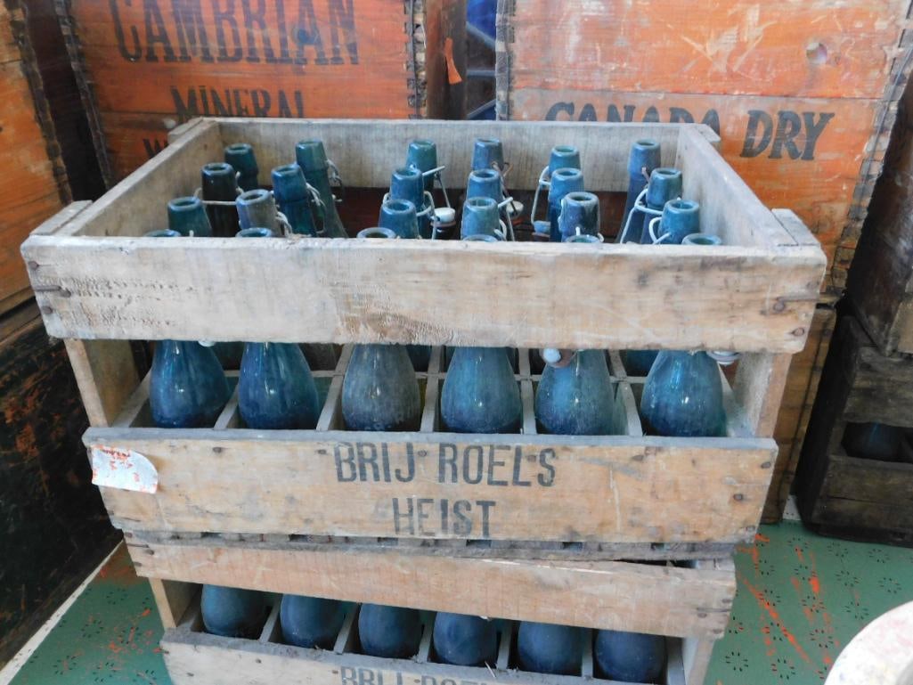 GLASS BEER BOTTLES WITH SWING-TOP CLOSURE IN BRIJ ROELS HEIST CRATE VINTAGE ANTIQUE: GLASS BEER BOTTLES WITH SWING-TOP CLOSURE IN BRIJ ROELS HEIST CRATE VINTAGE ANTIQUE