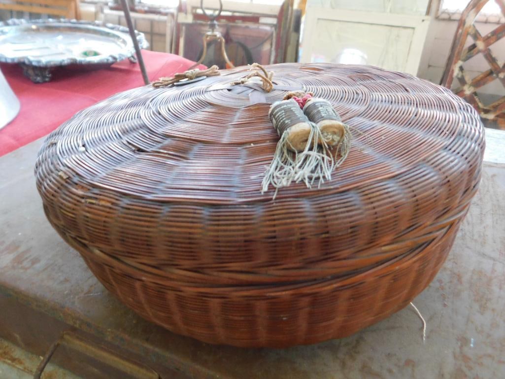 ANTIQUE HAND WOVEN ROUND WICKER SEWING BASKET (1 of 2)