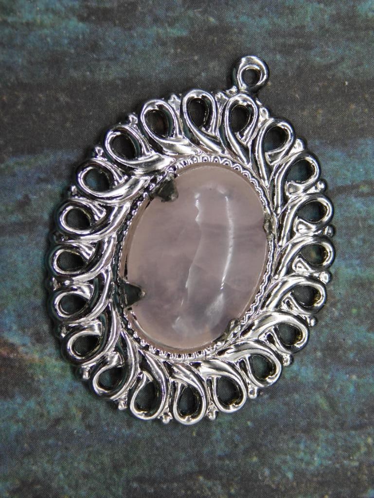 ROSE QUARTZ PENDANT ROCK STONE LAPIDARY SPECIMEN: ROSE QUARTZ PENDANT ROCK STONE LAPIDARY SPECIMEN