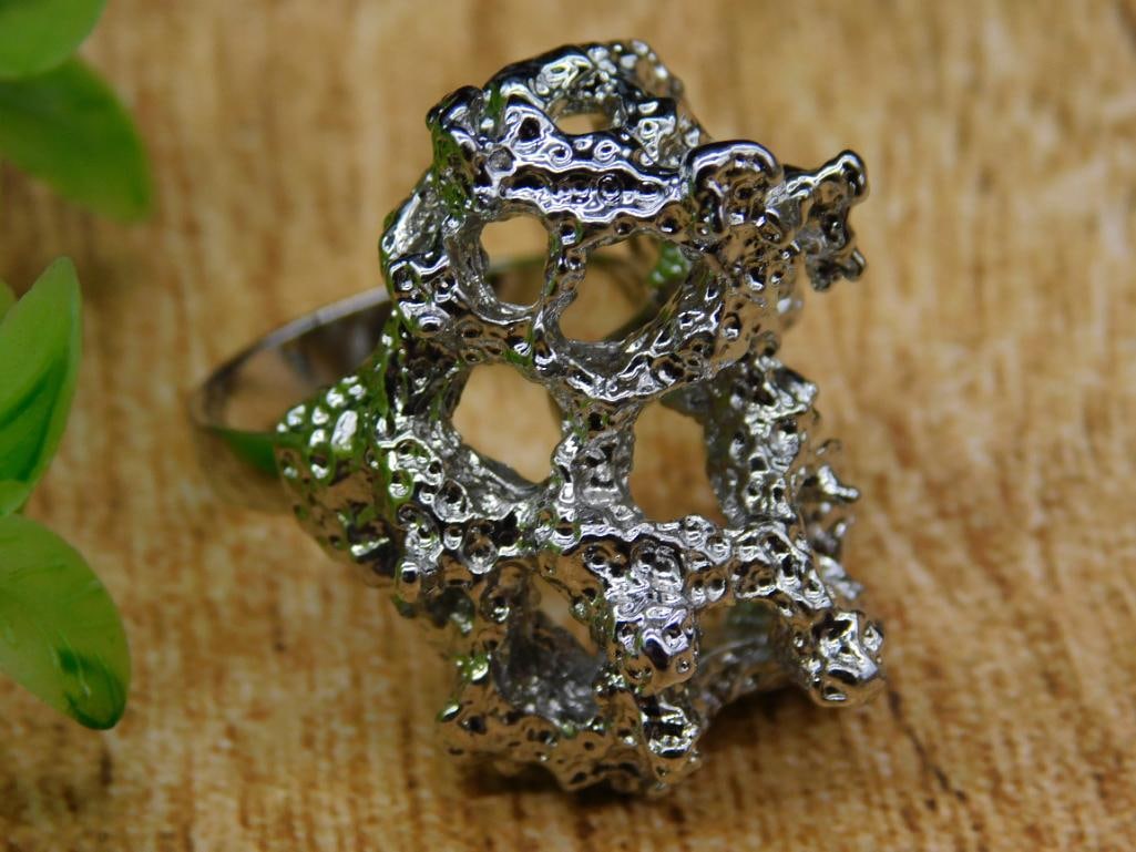 HAMMERED SILVER-TONE RING: HAMMERED SILVER-TONE RING