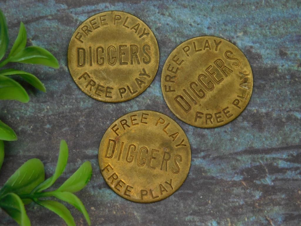 DIGGERS FREE PLAY TOKENS LOT OF 3 VINTAGE ANTIQUE: DIGGERS FREE PLAY TOKENS LOT OF 3 VINTAGE ANTIQUE