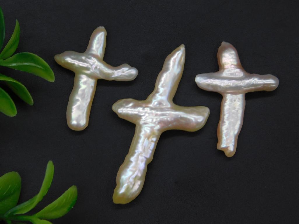 BAROQUE PEARL CROSSES ROCK STONE LAPIDARY SPECIMEN: BAROQUE PEARL CROSSES ROCK STONE LAPIDARY SPECIMEN