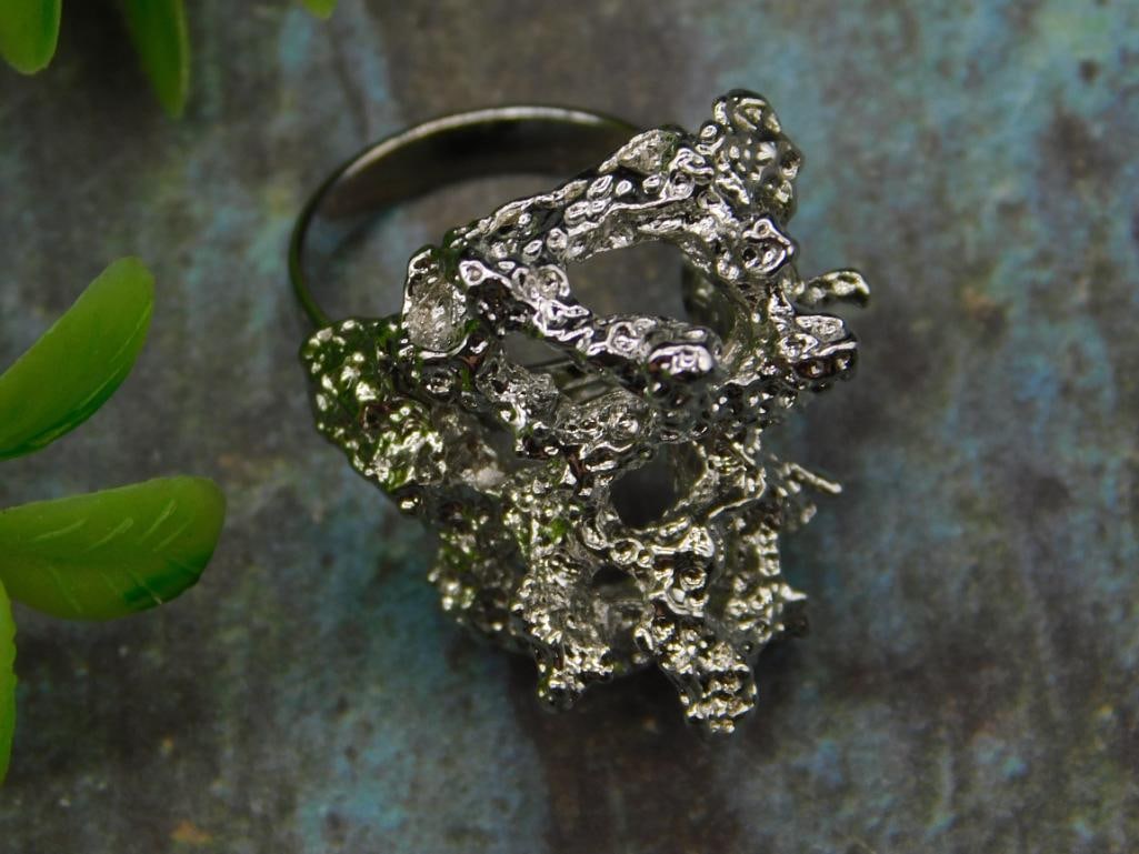 HAMMERED SILVER-TONE RING: HAMMERED SILVER-TONE RING
