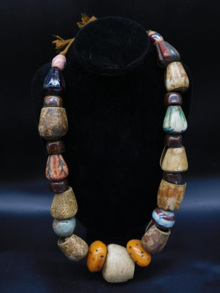 VINTAGE HANDCARVED AFRICAN TRADE BEAD NECKLACE (1 of 2)