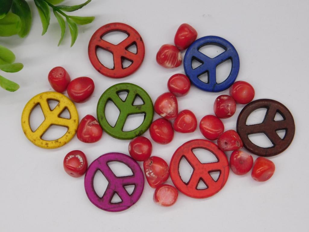 COLORFUL WOODEN CARVED PEACE SIGN BEADS: COLORFUL WOODEN CARVED PEACE SIGN BEADS