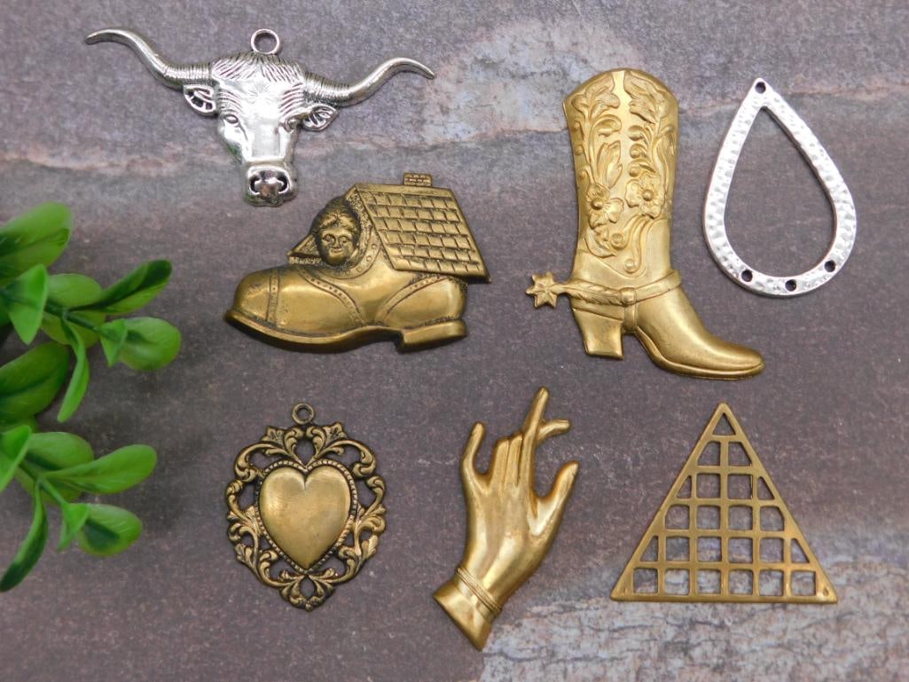 MIXED PENDANT LOT: MIXED PENDANT LOT