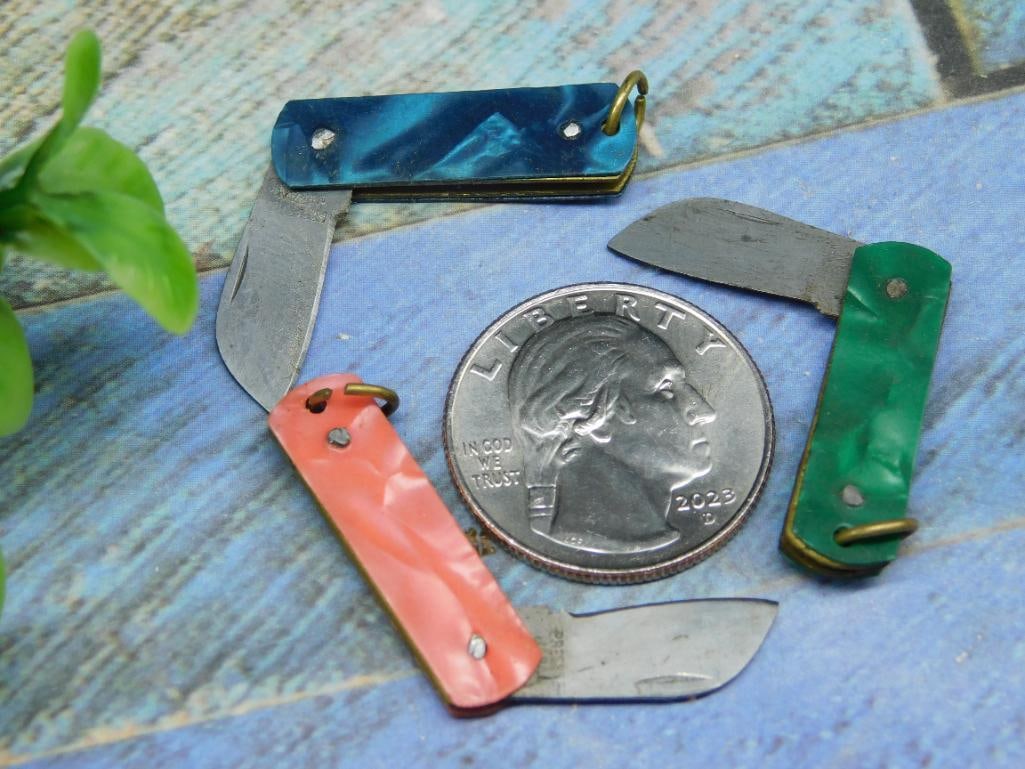 Three Miniature Pocket Knives with Colorful Handles: Three Miniature Pocket Knives with Colorful Handles