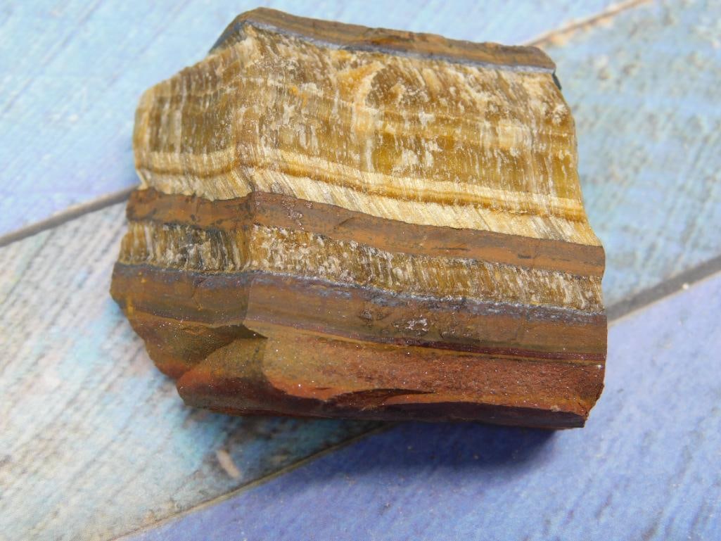 Polished Tiger?s Eye Stone with Distinct Bands: Polished Tiger?s Eye Stone with Distinct Bands