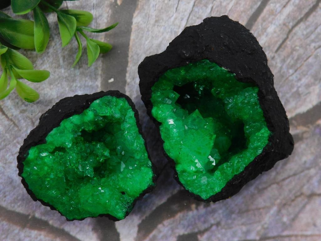 GREEN GEODE ROCK STONE LAPIDARY SPECIMEN: GREEN GEODE ROCK STONE LAPIDARY SPECIMEN