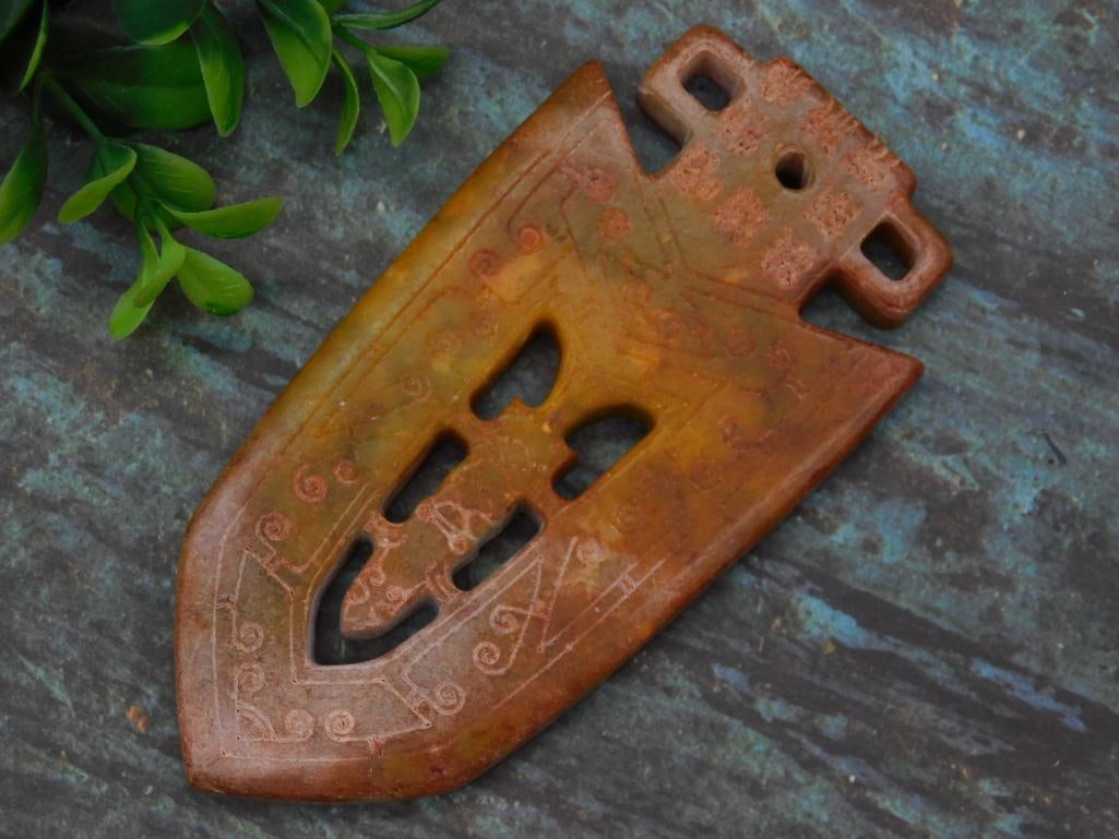 CARVED JADE PIECE ROCK STONE LAPIDARY SPECIMEN: CARVED JADE PIECE ROCK STONE LAPIDARY SPECIMEN