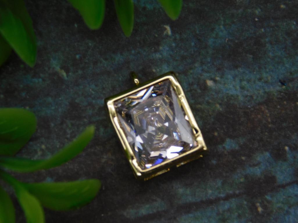 CLEAR STONE PENDANT ROCK STONE LAPIDARY SPECIMEN: CLEAR STONE PENDANT ROCK STONE LAPIDARY SPECIMEN