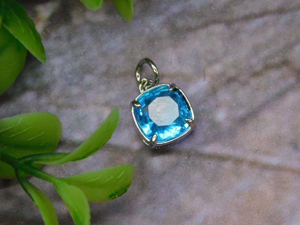 BLUE STONE PENDANT ROCK STONE LAPIDARY SPECIMEN: BLUE STONE PENDANT ROCK STONE LAPIDARY SPECIMEN