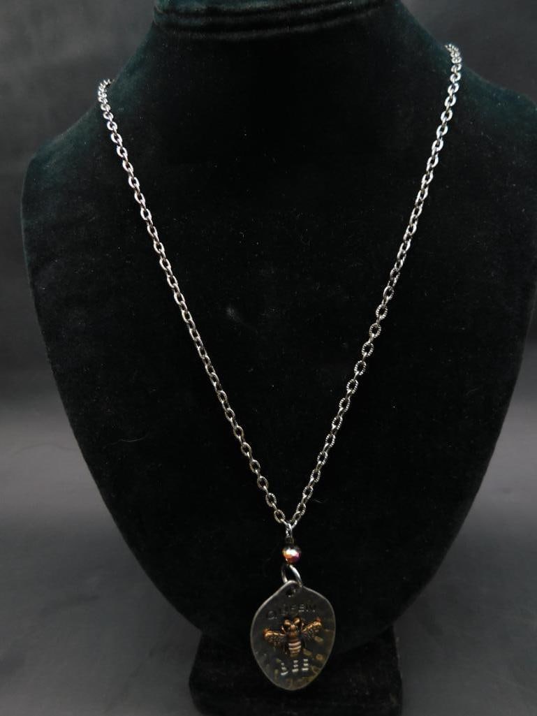 QUEEN BEE NECKLACE - 2