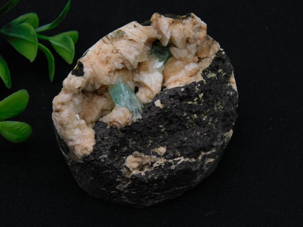 THOMPSONITE ROCK STONE LAPIDARY SPECIMEN: THOMPSONITE ROCK STONE LAPIDARY SPECIMEN