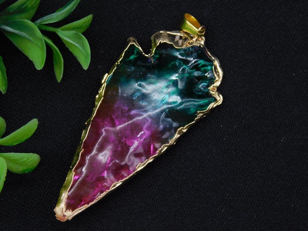 QUARTZ RAINBOW ARROWHEAD PENDANT ROCK STONE LAPIDARY SPECIMEN: QUARTZ RAINBOW ARROWHEAD PENDANT ROCK STONE LAPIDARY SPECIMEN