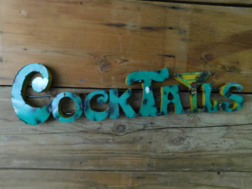 COCKTAILS METAL DECOR SIGN: COCKTAILS METAL DECOR SIGN