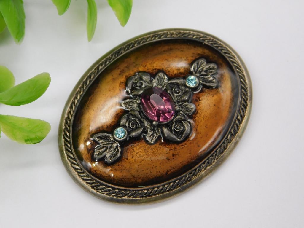 Vintage Oval Brooch with Purple Gem and Floral Motif: Vintage Oval Brooch with Purple Gem and Floral Motif