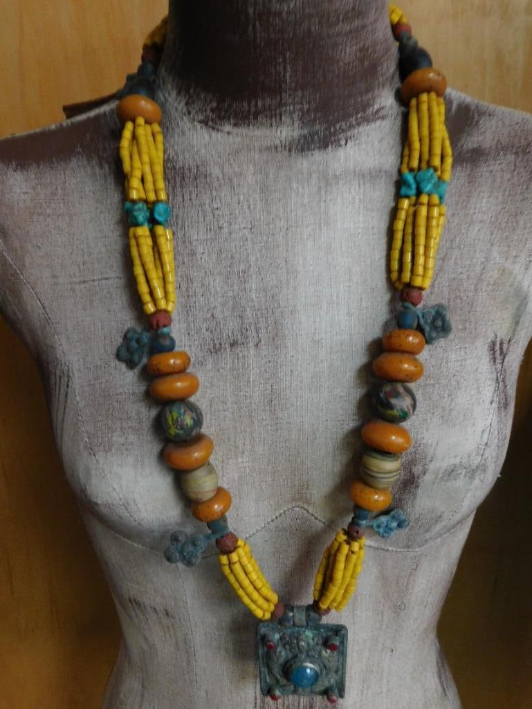 AFRICAN TRADE BEADS ROCK STONE LAPIDARY SPECIMEN: AFRICAN TRADE BEADS ROCK STONE LAPIDARY SPECIMEN