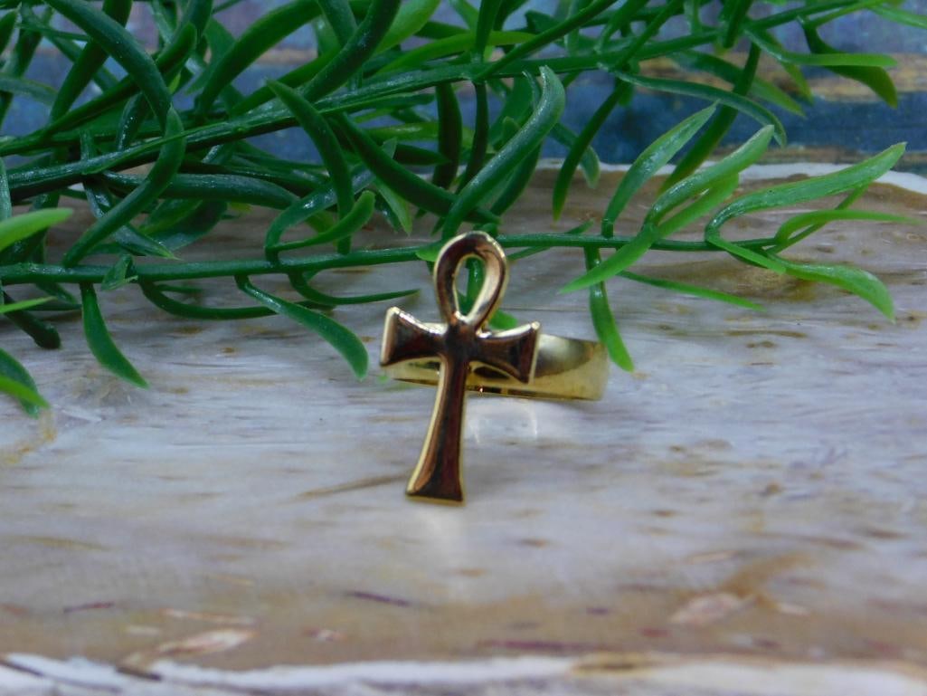 ANKH RING ROCK STONE LAPIDARY SPECIMEN: ANKH RING ROCK STONE LAPIDARY SPECIMEN