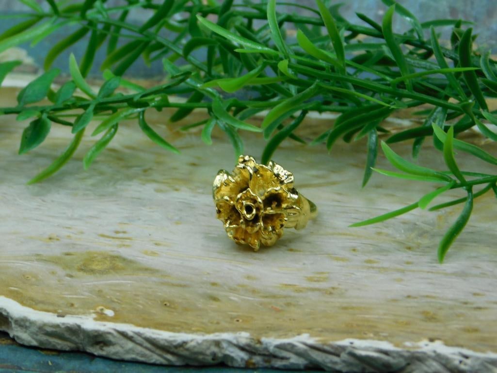 FLOWER RING ROCK STONE LAPIDARY SPECIMEN: FLOWER RING ROCK STONE LAPIDARY SPECIMEN