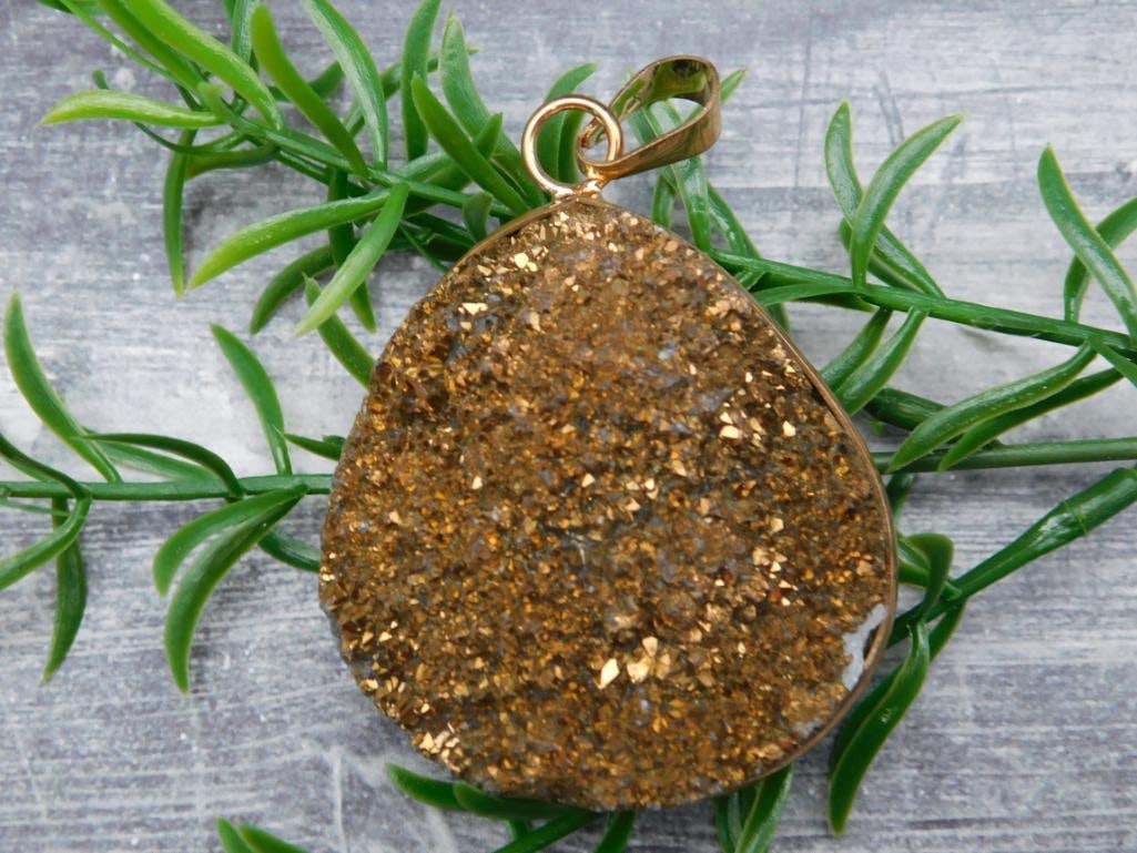 TITANIUM AMETHYST PENDANT ROCK STONE LAPIDARY SPECIMEN: TITANIUM AMETHYST PENDANT ROCK STONE LAPIDARY SPECIMEN