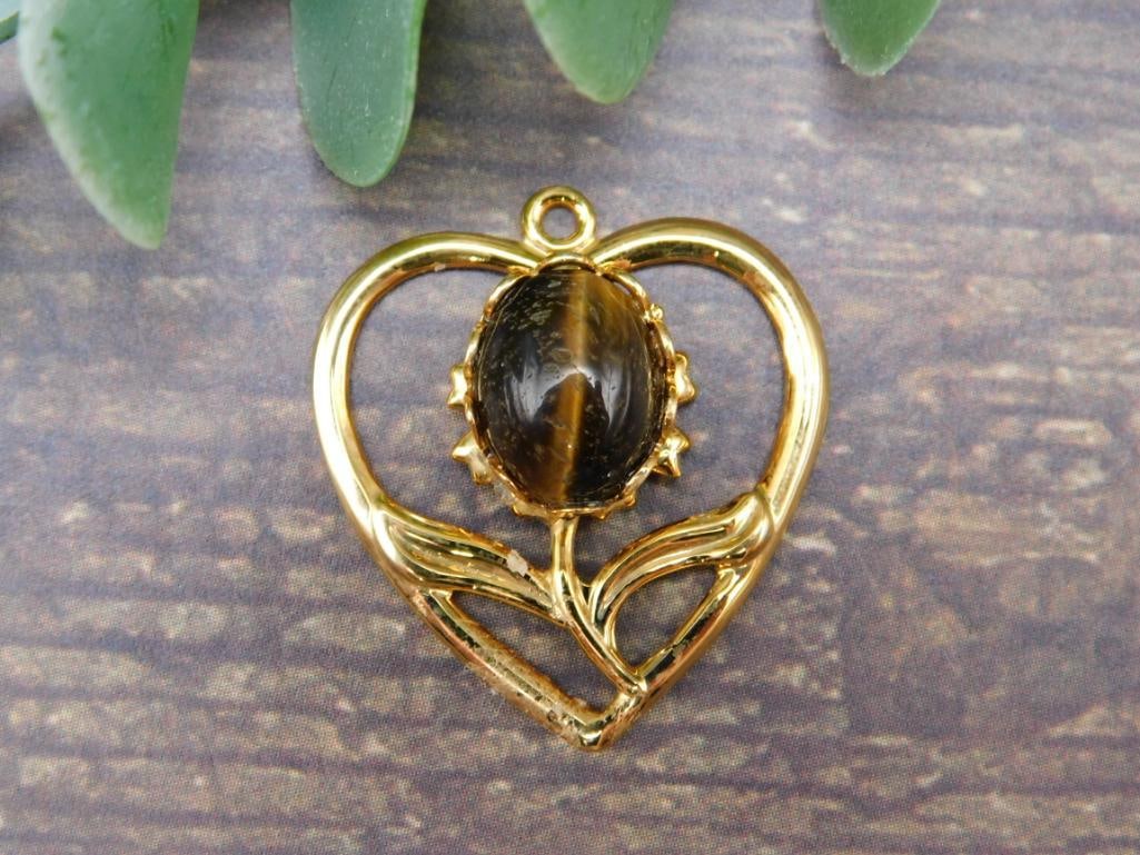 CATS EYE HEART PENDANT ROCK STONE LAPIDARY SPECIMEN: CATS EYE HEART PENDANT ROCK STONE LAPIDARY SPECIMEN