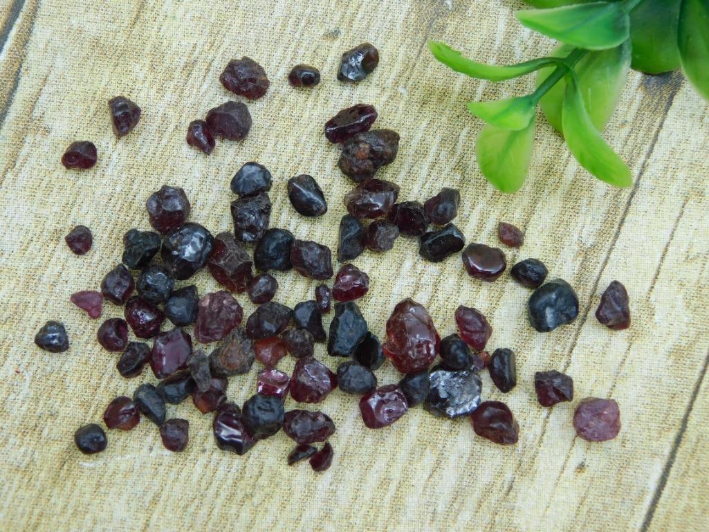 GARNET ROCK STONE LAPIDARY SPECIMEN (1 of 2)