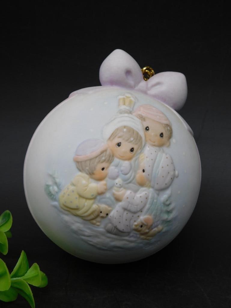 1989 PRECIOUS MOMENTS PEACE ON EARTH ORNAMENT: 1989 PRECIOUS MOMENTS PEACE ON EARTH ORNAMENT