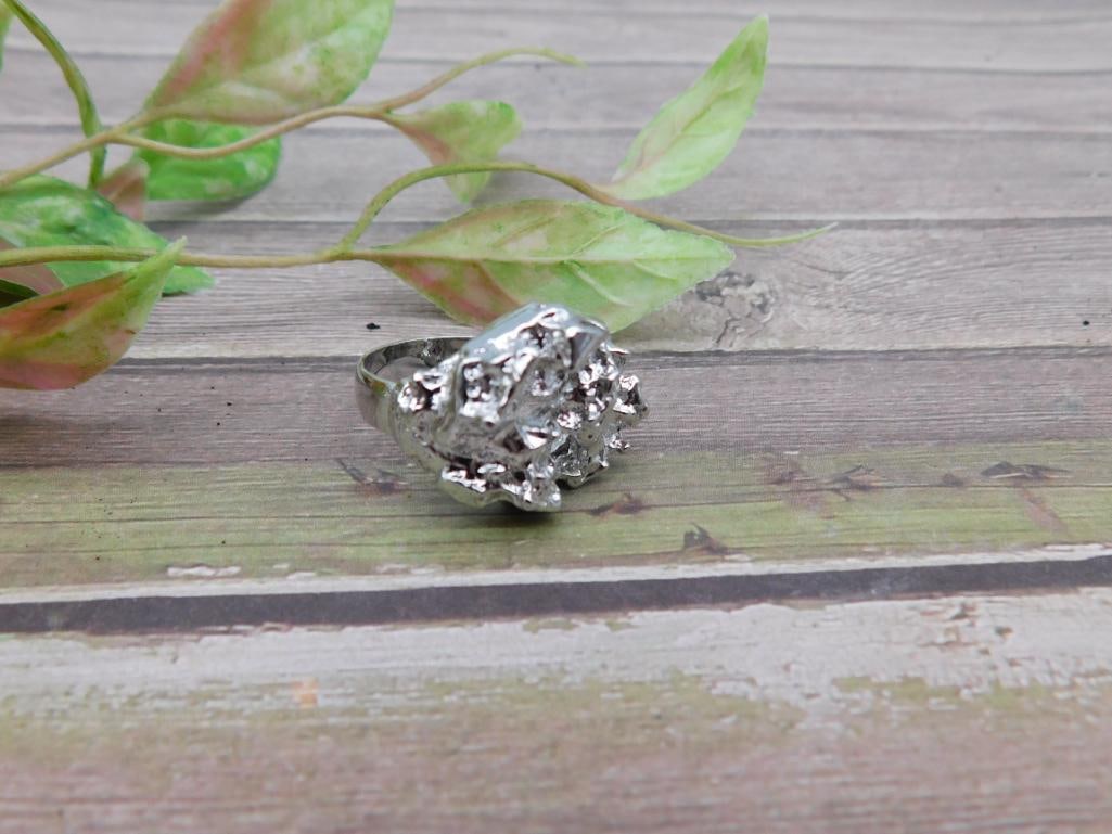 Silver-tone ring with raw-style cluster design: Silver-tone ring with raw-style cluster design