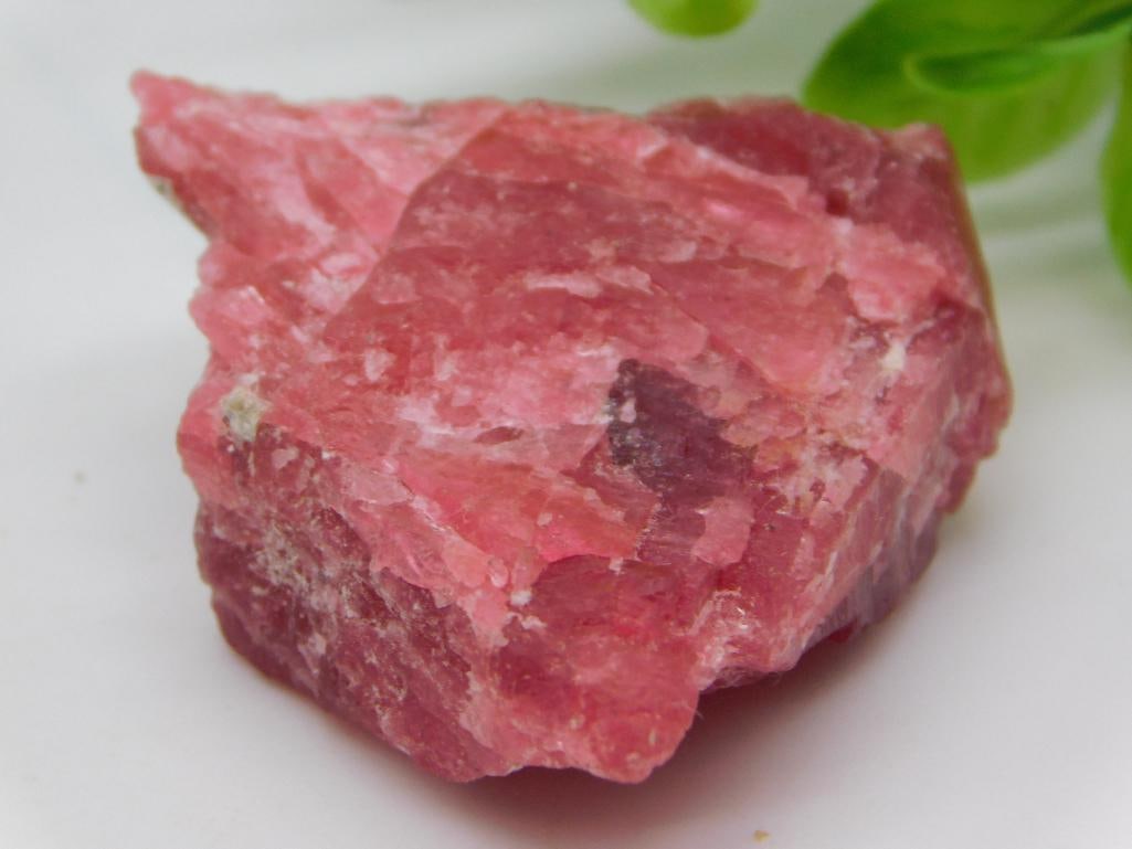 GEM RHODONITE 155 CARATS ROCK STONE LAPIDARY SPECIMEN: GEM RHODONITE 155 CARATS ROCK STONE LAPIDARY SPECIMEN