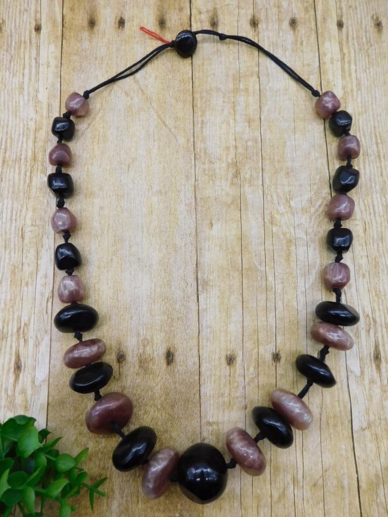 AFRICAN TRADE BEADS ROCK STONE LAPIDARY SPECIMEN: AFRICAN TRADE BEADS ROCK STONE LAPIDARY SPECIMEN