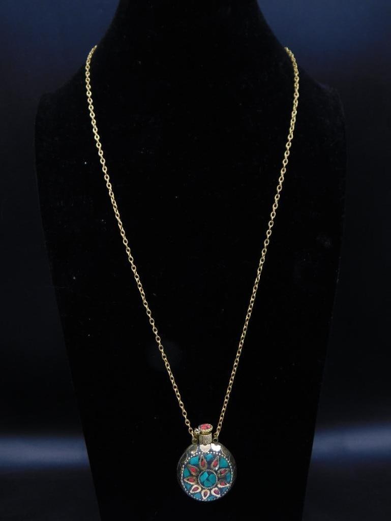 TURQUOISE AND RED CORAL SNUFF BOTTLE ON CHAIN NECKLACE: TURQUOISE AND RED CORAL SNUFF BOTTLE ON CHAIN NECKLACE
