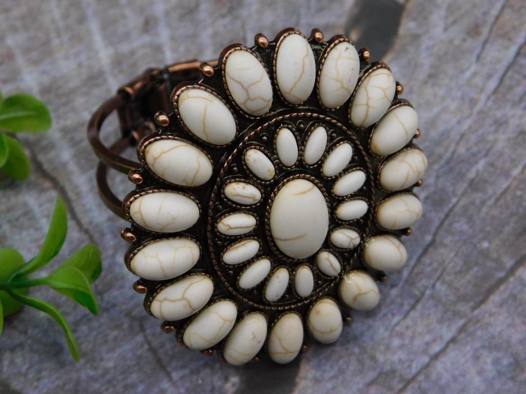 WESTERN-STYLE HOWLITE COPPER-TONE CUFF BRACELET: WESTERN-STYLE HOWLITE COPPER-TONE CUFF BRACELET