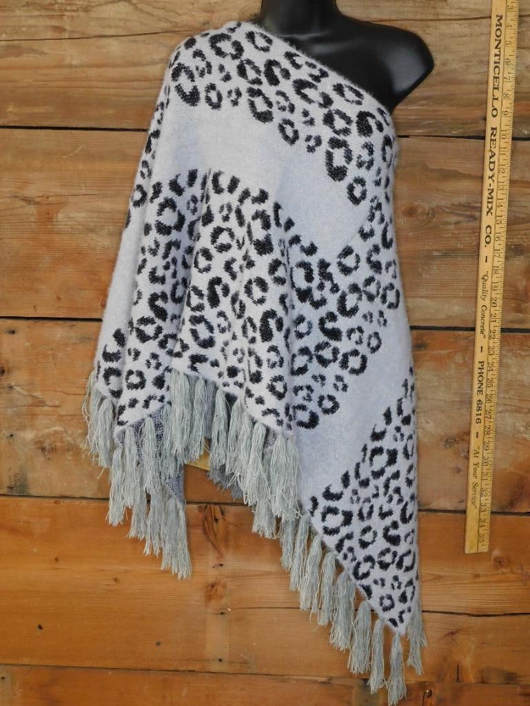 NEW SUNSHINE AND RODEOS WHITE LEOPARD PRINT PONCHO NWT BOUTIQUE CLOTHING: NEW SUNSHINE AND RODEOS WHITE LEOPARD PRINT PONCHO NWT BOUTIQUE CLOTHING