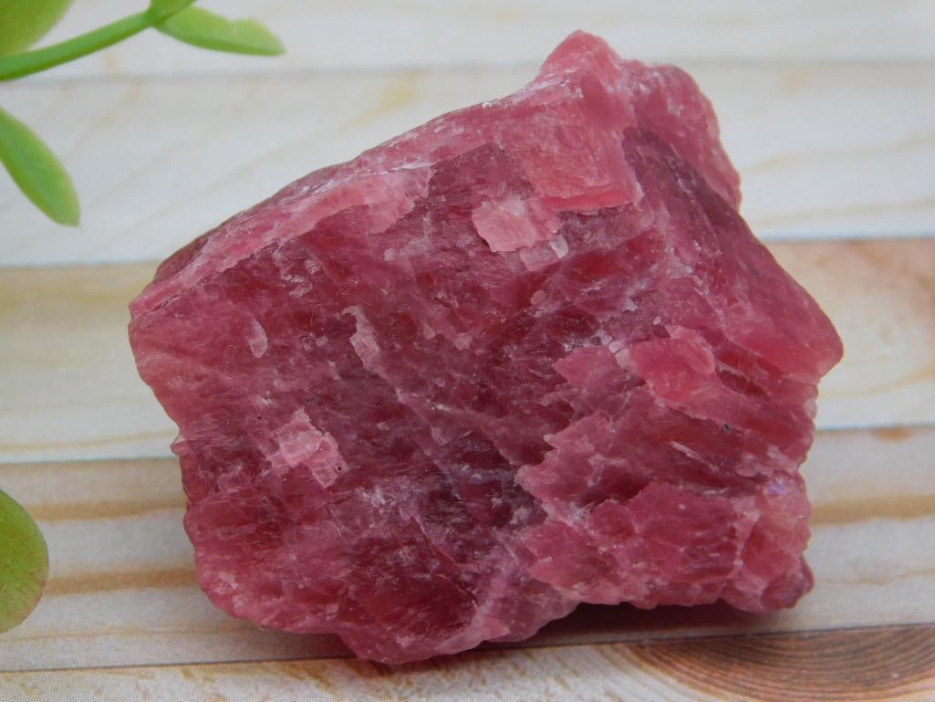 GEM RHODONITE 175 CARATS ROCK STONE LAPIDARY SPECIMEN: GEM RHODONITE 175 CARATS ROCK STONE LAPIDARY SPECIMEN