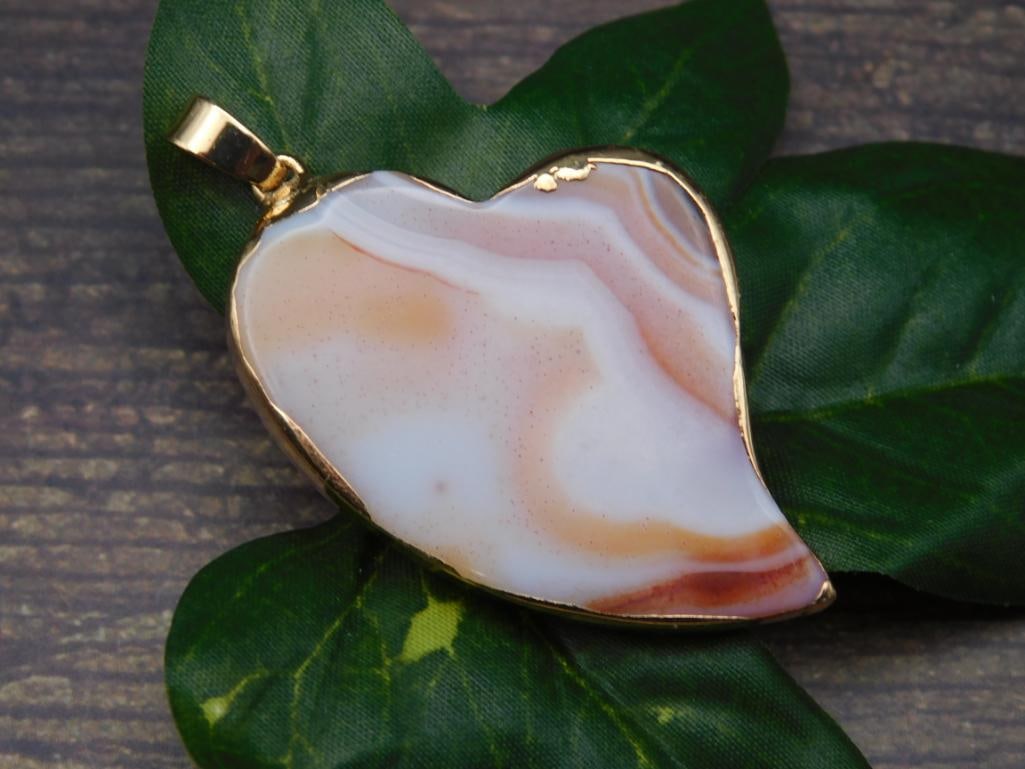 AGATE HEART PENDANT ROCK STONE LAPIDARY SPECIMEN: AGATE HEART PENDANT ROCK STONE LAPIDARY SPECIMEN